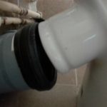 Унитаз с косым выпуском поднимает канализацию: как сохранить нормальный уклон?
