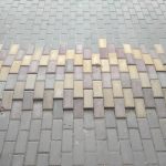 Почему тротуарную плитку второй год подряд выдавливает над бетонной стяжкой
