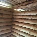 Во внутренней стене сруба как будто не хватает бревна: это норма или ошибка
