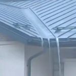 Почему во время ливня вода переливает через желоб водостока?