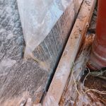 Доска от опалубки мешает крепить Пеноплекс: откопать и снять или оставить как есть