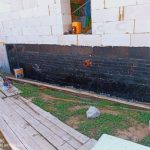 Доска от опалубки мешает крепить Пеноплекс: откопать и снять или оставить как есть