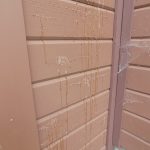 На фасаде каркасного дома вздулась краска и выходит смола: это брак или особенность древесины?