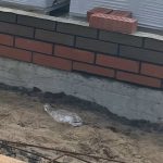 Насколько критично, если первый ряд цоколя выравнивают подрезкой кирпича и толстым раствором