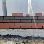 Насколько критично, если первый ряд цоколя выравнивают подрезкой кирпича и толстым раствором