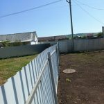 Почему повело забор на слабом грунте и как поставить новый правильно?