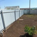 Почему повело забор на слабом грунте и как поставить новый правильно?