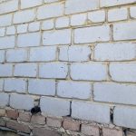 Трещины на одной стороне дома рядом с подвалом: где искать причину?