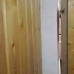 Чем безопасно закрыть щель между печью и деревянной перегородкой