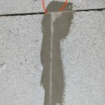 Коробка из блока простояла без кровли, появились трещины: насколько это критично