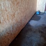Вода с улицы попадает в пристрой из-за неровного бетона: как исправить уровень площадки?