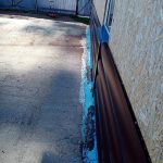 Вода с улицы попадает в пристрой из-за неровного бетона: как исправить уровень площадки?