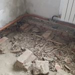 Пол по грунту в старой кухне: как обойти выступающий кирпичный цоколь?