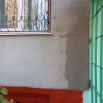 Мокрый фасад после дождя