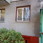 Мокрый фасад после дождя